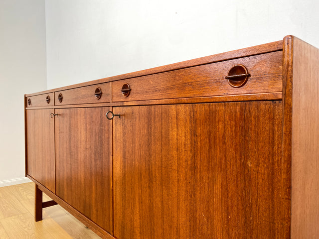 WMK I Stilvolles und gut erhaltenes skandinavisches Mid-Century Sideboard in Teakholz mit Schubladen und formschönen Holzgriffen I Kommode Schrank Anrichte TV Lowboard Bank Danish Design Vintage 60er
