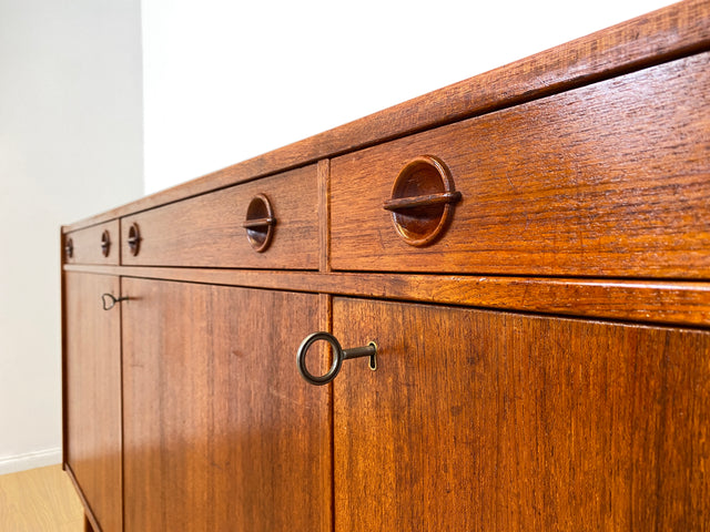 WMK I Stilvolles und gut erhaltenes skandinavisches Mid-Century Sideboard in Teakholz mit Schubladen und formschönen Holzgriffen I Kommode Schrank Anrichte TV Lowboard Bank Danish Design Vintage 60er