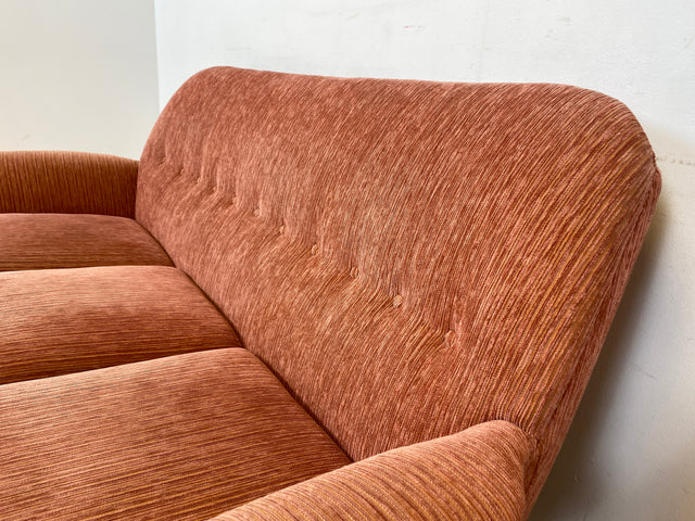 WMK I Formschönes & sehr gut erhaltenes skandinavisches Mid-Century Sofa in Altrosa mit gemütlichen Federkernsitzen I 2er Couch 2-Sitzer Sitzgarnitur Danish Design Vintage 60er Berlin Köln Stuttgart
