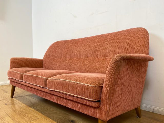 WMK I Formschönes & sehr gut erhaltenes skandinavisches Mid-Century Sofa in Altrosa mit gemütlichen Federkernsitzen I 2er Couch 2-Sitzer Sitzgarnitur Danish Design Vintage 60er Berlin Köln Stuttgart
