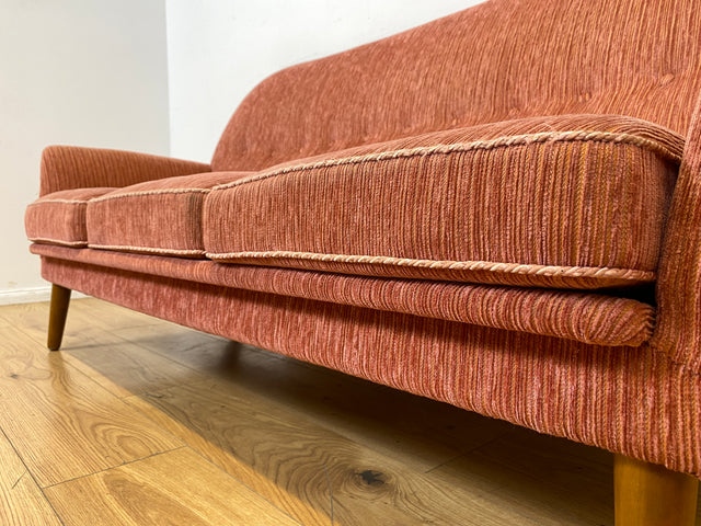WMK I Formschönes & sehr gut erhaltenes skandinavisches Mid-Century Sofa in Altrosa mit gemütlichen Federkernsitzen I 2er Couch 2-Sitzer Sitzgarnitur Danish Design Vintage 60er Berlin Köln Stuttgart