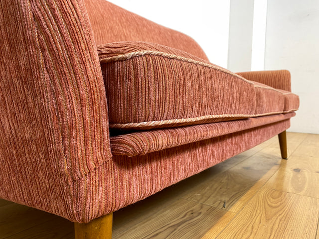 WMK I Formschönes & sehr gut erhaltenes skandinavisches Mid-Century Sofa in Altrosa mit gemütlichen Federkernsitzen I 2er Couch 2-Sitzer Sitzgarnitur Danish Design Vintage 60er Berlin Köln Stuttgart