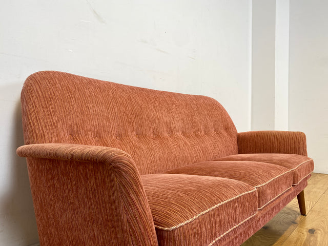 WMK I Formschönes & sehr gut erhaltenes skandinavisches Mid-Century Sofa in Altrosa mit gemütlichen Federkernsitzen I 2er Couch 2-Sitzer Sitzgarnitur Danish Design Vintage 60er Berlin Köln Stuttgart