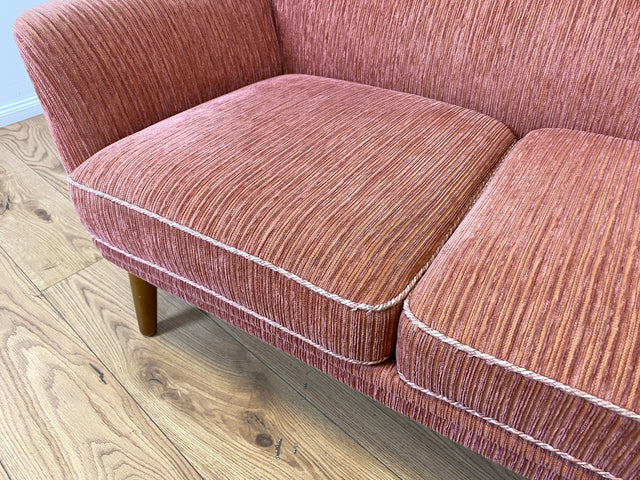 WMK I Formschönes & sehr gut erhaltenes skandinavisches Mid-Century Sofa in Altrosa mit gemütlichen Federkernsitzen I 2er Couch 2-Sitzer Sitzgarnitur Danish Design Vintage 60er Berlin Köln Stuttgart