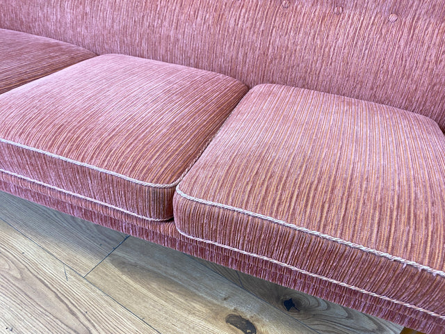 WMK I Formschönes & sehr gut erhaltenes skandinavisches Mid-Century Sofa in Altrosa mit gemütlichen Federkernsitzen I 2er Couch 2-Sitzer Sitzgarnitur Danish Design Vintage 60er Berlin Köln Stuttgart