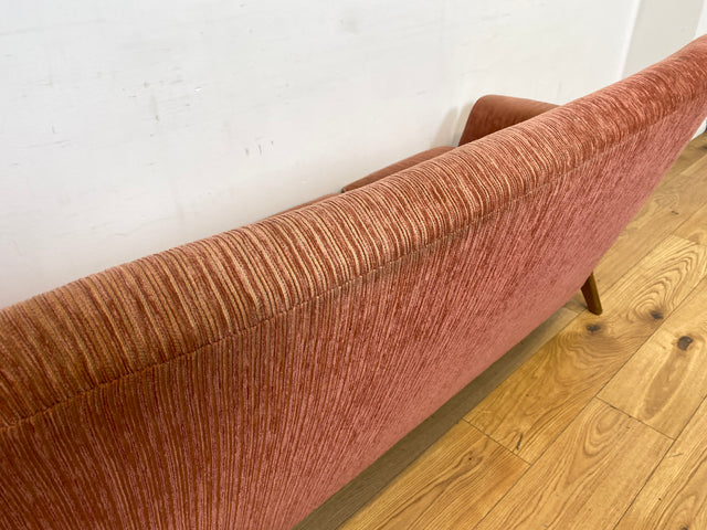 WMK I Formschönes & sehr gut erhaltenes skandinavisches Mid-Century Sofa in Altrosa mit gemütlichen Federkernsitzen I 2er Couch 2-Sitzer Sitzgarnitur Danish Design Vintage 60er Berlin Köln Stuttgart