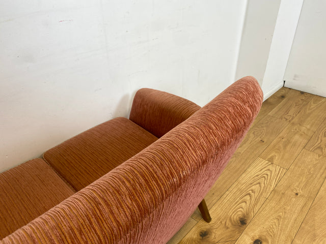 WMK I Formschönes & sehr gut erhaltenes skandinavisches Mid-Century Sofa in Altrosa mit gemütlichen Federkernsitzen I 2er Couch 2-Sitzer Sitzgarnitur Danish Design Vintage 60er Berlin Köln Stuttgart