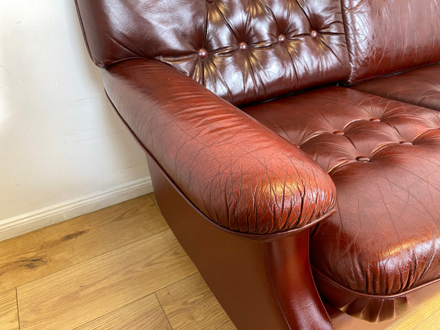 WMK I Sehr schönes und gut erhaltenes skandinavisches Sofa mit gestepptem Echtleder Bezug mit Alterspatina I Sofa Couch Ledersofa Ledercouch Leder Chesterfield Vintage Mid-Century Berlin Hannover Bonn
