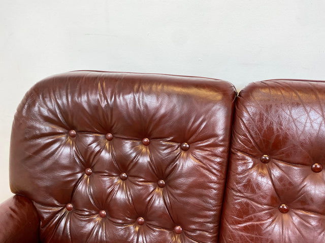 WMK I Sehr schönes und gut erhaltenes skandinavisches Sofa mit gestepptem Echtleder Bezug mit Alterspatina I Sofa Couch Ledersofa Ledercouch Leder Chesterfield Vintage Mid-Century Berlin Hannover Bonn