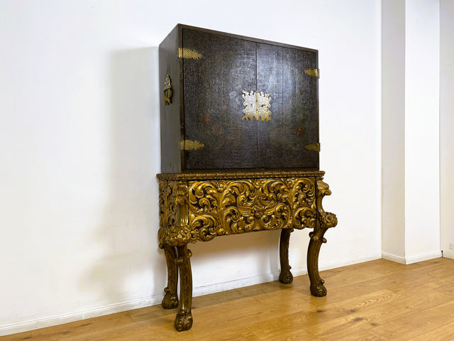 WMK I Das Highlight! Prunkvoller venezianischer antiker Schrank , um 1880, handbemalter Aufsatz auf geschnitzter vergoldeter Konsole mit Putti & Akanthus I Cabinet Bar Anrichte Kommode Chinois Barock