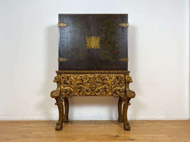 WMK I Das Highlight! Prunkvoller venezianischer antiker Schrank , um 1880, handbemalter Aufsatz auf geschnitzter vergoldeter Konsole mit Putti & Akanthus I Cabinet Bar Anrichte Kommode Chinois Barock