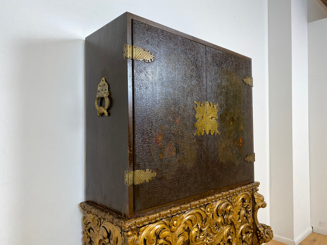 WMK I Das Highlight! Prunkvoller venezianischer antiker Schrank , um 1880, handbemalter Aufsatz auf geschnitzter vergoldeter Konsole mit Putti & Akanthus I Cabinet Bar Anrichte Kommode Chinois Barock