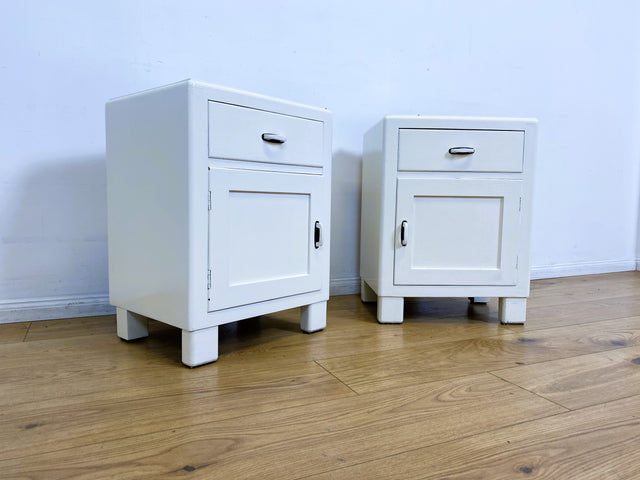 WMK I 1/2 Formschöne weiße 30er Jahre Art Deco Nachtkommode aus vollem Holz mit Schubladen & hübschen Originalgriffen I Nachttisch Nachtschrank Nachtschränkchen Kommode Jugendstil Antik Vintage Berlin