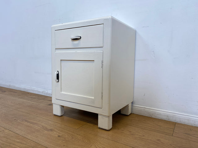 WMK I 1/2 Formschöne weiße 30er Jahre Art Deco Nachtkommode aus vollem Holz mit Schubladen & hübschen Originalgriffen I Nachttisch Nachtschrank Nachtschränkchen Kommode Jugendstil Antik Vintage Berlin