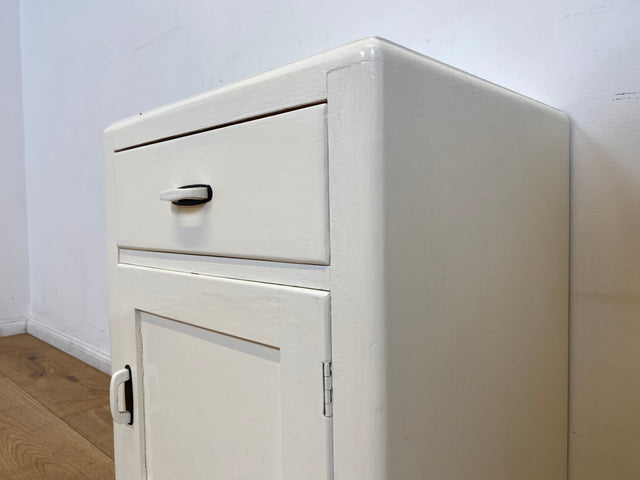 WMK I 1/2 Formschöne weiße 30er Jahre Art Deco Nachtkommode aus vollem Holz mit Schubladen & hübschen Originalgriffen I Nachttisch Nachtschrank Nachtschränkchen Kommode Jugendstil Antik Vintage Berlin