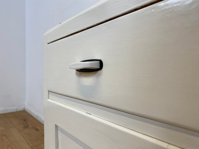 WMK I 1/2 Formschöne weiße 30er Jahre Art Deco Nachtkommode aus vollem Holz mit Schubladen & hübschen Originalgriffen I Nachttisch Nachtschrank Nachtschränkchen Kommode Jugendstil Antik Vintage Berlin