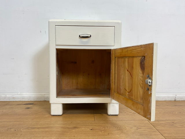 WMK I 1/2 Formschöne weiße 30er Jahre Art Deco Nachtkommode aus vollem Holz mit Schubladen & hübschen Originalgriffen I Nachttisch Nachtschrank Nachtschränkchen Kommode Jugendstil Antik Vintage Berlin