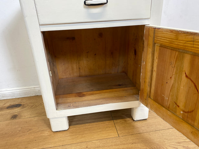 WMK I 1/2 Formschöne weiße 30er Jahre Art Deco Nachtkommode aus vollem Holz mit Schubladen & hübschen Originalgriffen I Nachttisch Nachtschrank Nachtschränkchen Kommode Jugendstil Antik Vintage Berlin