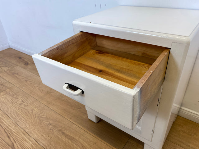 WMK I 1/2 Formschöne weiße 30er Jahre Art Deco Nachtkommode aus vollem Holz mit Schubladen & hübschen Originalgriffen I Nachttisch Nachtschrank Nachtschränkchen Kommode Jugendstil Antik Vintage Berlin