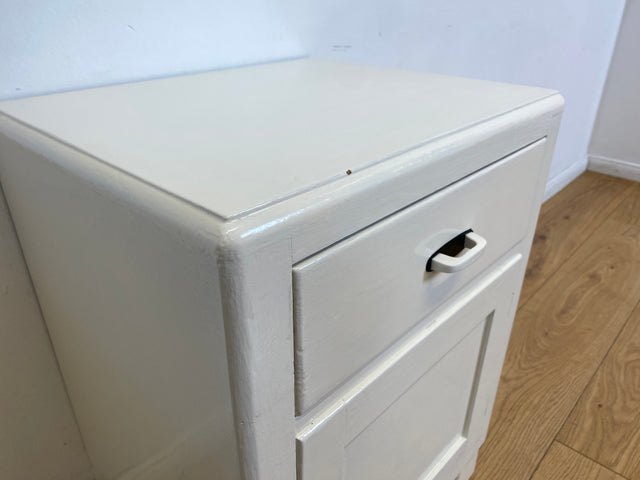 WMK I 1/2 Formschöne weiße 30er Jahre Art Deco Nachtkommode aus vollem Holz mit Schubladen & hübschen Originalgriffen I Nachttisch Nachtschrank Nachtschränkchen Kommode Jugendstil Antik Vintage Berlin