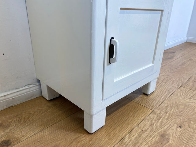 WMK I 1/2 Formschöne weiße 30er Jahre Art Deco Nachtkommode aus vollem Holz mit Schubladen & hübschen Originalgriffen I Nachttisch Nachtschrank Nachtschränkchen Kommode Jugendstil Antik Vintage Berlin