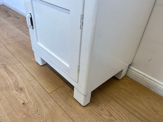 WMK I 1/2 Formschöne weiße 30er Jahre Art Deco Nachtkommode aus vollem Holz mit Schubladen & hübschen Originalgriffen I Nachttisch Nachtschrank Nachtschränkchen Kommode Jugendstil Antik Vintage Berlin