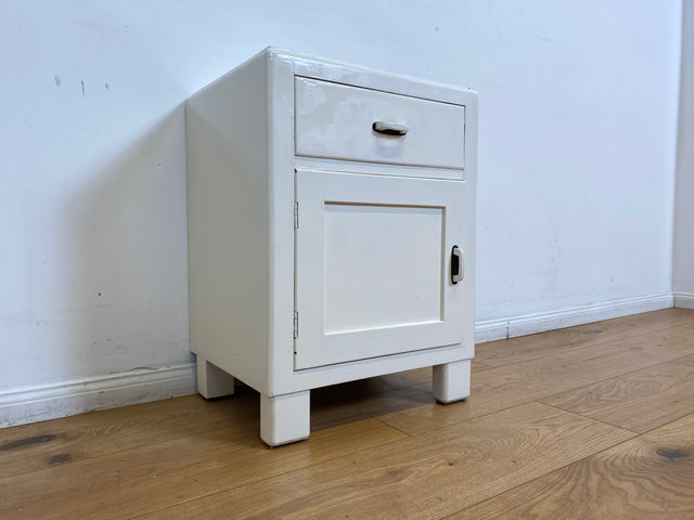 WMK I 1/2 Formschöne weiße 30er Jahre Art Deco Nachtkommode aus vollem Holz mit Schubladen & hübschen Originalgriffen I Nachttisch Nachtschrank Nachtschränkchen Kommode Jugendstil Antik Vintage Berlin
