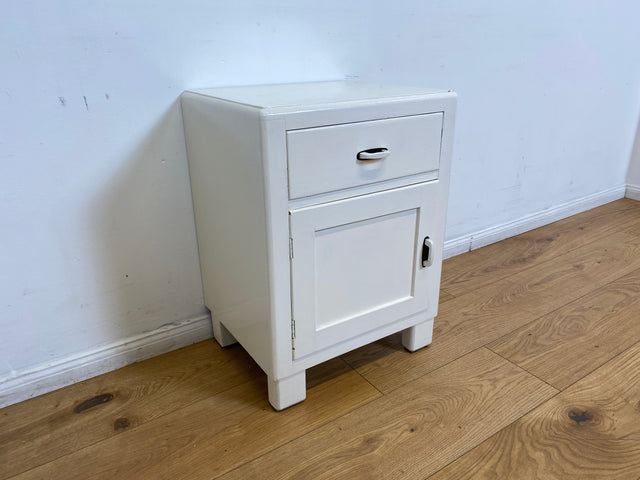 WMK I 1/2 Formschöne weiße 30er Jahre Art Deco Nachtkommode aus vollem Holz mit Schubladen & hübschen Originalgriffen I Nachttisch Nachtschrank Nachtschränkchen Kommode Jugendstil Antik Vintage Berlin