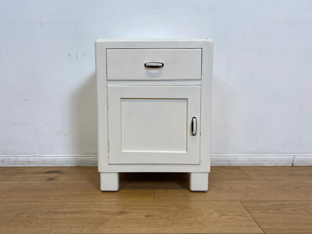 WMK I 1/2 Formschöne weiße 30er Jahre Art Deco Nachtkommode aus vollem Holz mit Schubladen & hübschen Originalgriffen I Nachttisch Nachtschrank Nachtschränkchen Kommode Jugendstil Antik Vintage Berlin