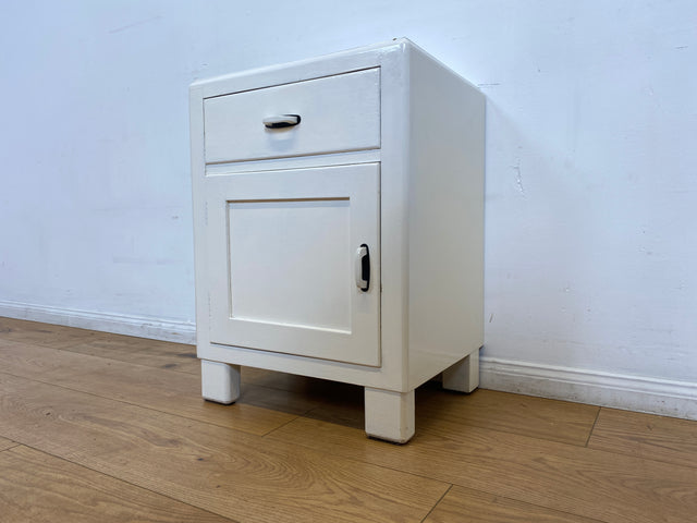 WMK I 1/2 Formschöne weiße 30er Jahre Art Deco Nachtkommode aus vollem Holz mit Schubladen & hübschen Originalgriffen I Nachttisch Nachtschrank Nachtschränkchen Kommode Jugendstil Antik Vintage Berlin