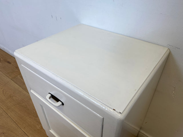 WMK I 1/2 Formschöne weiße 30er Jahre Art Deco Nachtkommode aus vollem Holz mit Schubladen & hübschen Originalgriffen I Nachttisch Nachtschrank Nachtschränkchen Kommode Jugendstil Antik Vintage Berlin