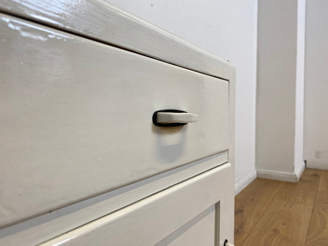 WMK I 1/2 Formschöne weiße 30er Jahre Art Deco Nachtkommode aus vollem Holz mit Schubladen & hübschen Originalgriffen I Nachttisch Nachtschrank Nachtschränkchen Kommode Jugendstil Antik Vintage Berlin