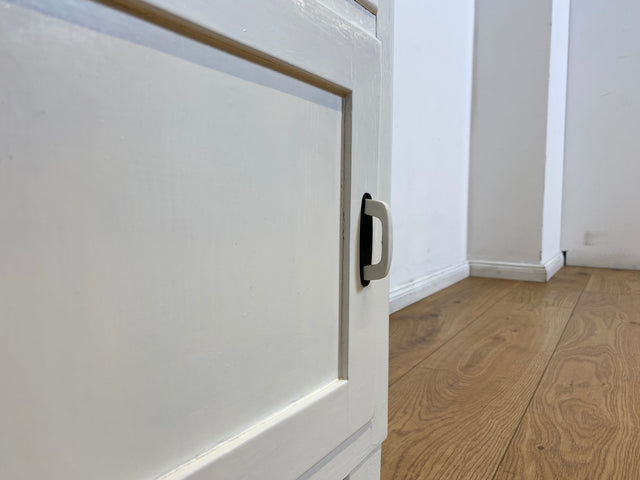 WMK I 1/2 Formschöne weiße 30er Jahre Art Deco Nachtkommode aus vollem Holz mit Schubladen & hübschen Originalgriffen I Nachttisch Nachtschrank Nachtschränkchen Kommode Jugendstil Antik Vintage Berlin