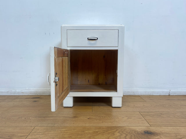 WMK I 1/2 Formschöne weiße 30er Jahre Art Deco Nachtkommode aus vollem Holz mit Schubladen & hübschen Originalgriffen I Nachttisch Nachtschrank Nachtschränkchen Kommode Jugendstil Antik Vintage Berlin