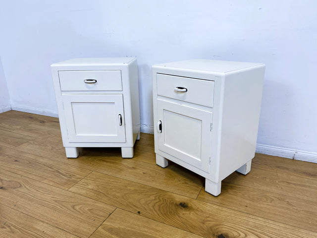 WMK I 1/2 Formschöne weiße 30er Jahre Art Deco Nachtkommode aus vollem Holz mit Schubladen & hübschen Originalgriffen I Nachttisch Nachtschrank Nachtschränkchen Kommode Jugendstil Antik Vintage Berlin