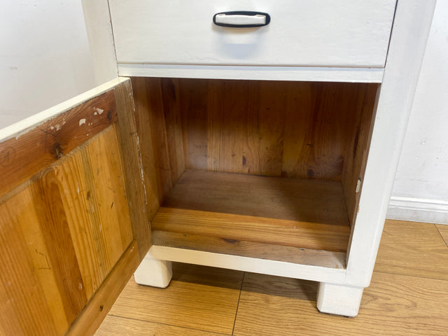 WMK I 1/2 Formschöne weiße 30er Jahre Art Deco Nachtkommode aus vollem Holz mit Schubladen & hübschen Originalgriffen I Nachttisch Nachtschrank Nachtschränkchen Kommode Jugendstil Antik Vintage Berlin