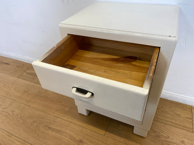 WMK I 1/2 Formschöne weiße 30er Jahre Art Deco Nachtkommode aus vollem Holz mit Schubladen & hübschen Originalgriffen I Nachttisch Nachtschrank Nachtschränkchen Kommode Jugendstil Antik Vintage Berlin