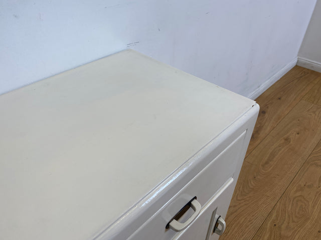 WMK I 1/2 Formschöne weiße 30er Jahre Art Deco Nachtkommode aus vollem Holz mit Schubladen & hübschen Originalgriffen I Nachttisch Nachtschrank Nachtschränkchen Kommode Jugendstil Antik Vintage Berlin