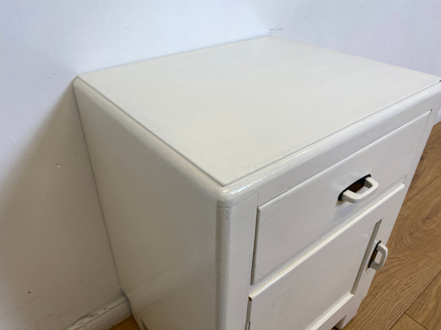 WMK I 1/2 Formschöne weiße 30er Jahre Art Deco Nachtkommode aus vollem Holz mit Schubladen & hübschen Originalgriffen I Nachttisch Nachtschrank Nachtschränkchen Kommode Jugendstil Antik Vintage Berlin