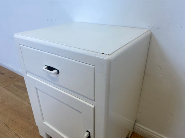 WMK I 1/2 Formschöne weiße 30er Jahre Art Deco Nachtkommode aus vollem Holz mit Schubladen & hübschen Originalgriffen I Nachttisch Nachtschrank Nachtschränkchen Kommode Jugendstil Antik Vintage Berlin