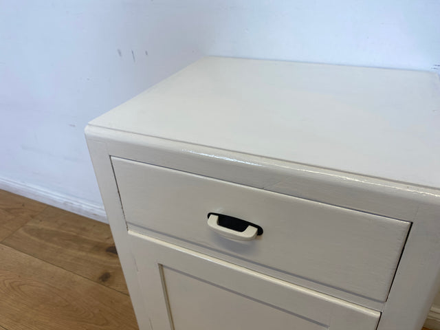 WMK I 1/2 Formschöne weiße 30er Jahre Art Deco Nachtkommode aus vollem Holz mit Schubladen & hübschen Originalgriffen I Nachttisch Nachtschrank Nachtschränkchen Kommode Jugendstil Antik Vintage Berlin