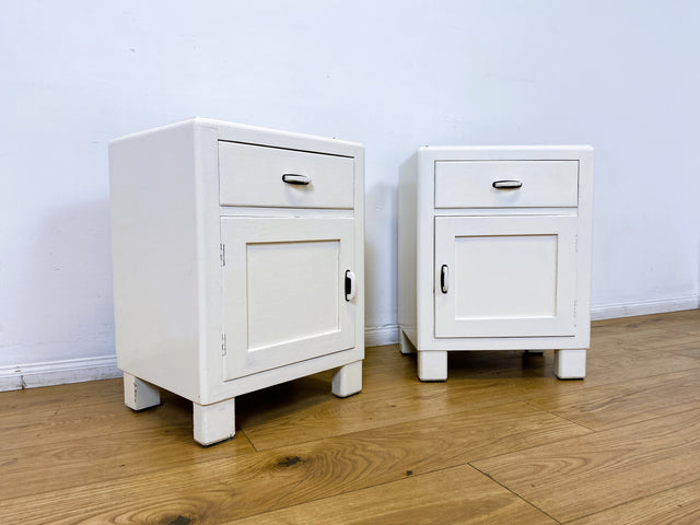 WMK I 1/2 Formschöne weiße 30er Jahre Art Deco Nachtkommode aus vollem Holz mit Schubladen & hübschen Originalgriffen I Nachttisch Nachtschrank Nachtschränkchen Kommode Jugendstil Antik Vintage Berlin