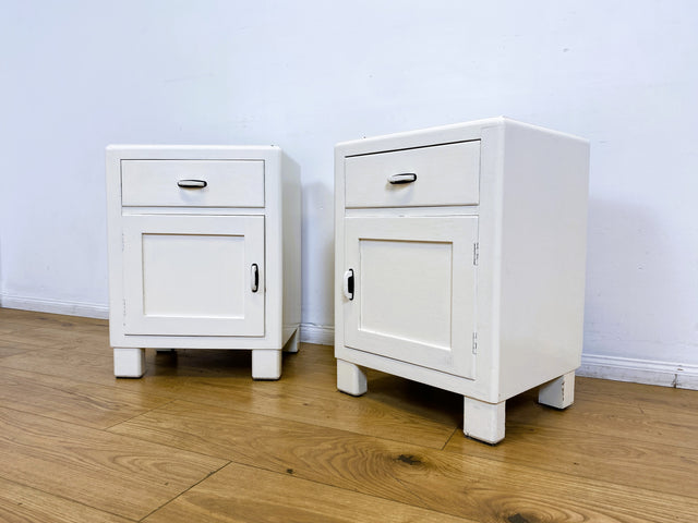 WMK I 1/2 Formschöne weiße 30er Jahre Art Deco Nachtkommode aus vollem Holz mit Schubladen & hübschen Originalgriffen I Nachttisch Nachtschrank Nachtschränkchen Kommode Jugendstil Antik Vintage Berlin