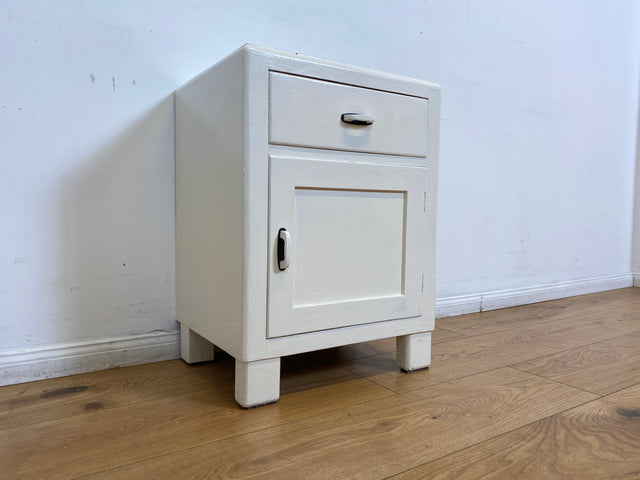 WMK I 1/2 Formschöne weiße 30er Jahre Art Deco Nachtkommode aus vollem Holz mit Schubladen & hübschen Originalgriffen I Nachttisch Nachtschrank Nachtschränkchen Kommode Jugendstil Antik Vintage Berlin