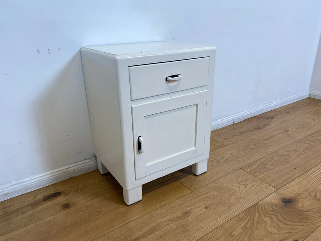 WMK I 1/2 Formschöne weiße 30er Jahre Art Deco Nachtkommode aus vollem Holz mit Schubladen & hübschen Originalgriffen I Nachttisch Nachtschrank Nachtschränkchen Kommode Jugendstil Antik Vintage Berlin