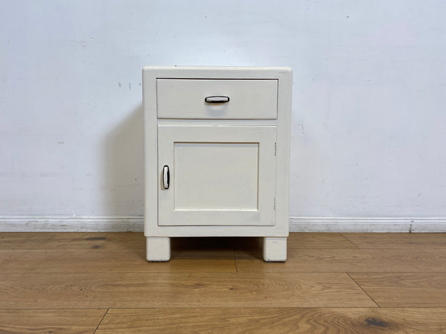 WMK I 1/2 Formschöne weiße 30er Jahre Art Deco Nachtkommode aus vollem Holz mit Schubladen & hübschen Originalgriffen I Nachttisch Nachtschrank Nachtschränkchen Kommode Jugendstil Antik Vintage Berlin