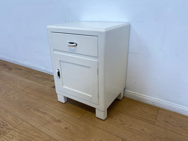 WMK I 1/2 Formschöne weiße 30er Jahre Art Deco Nachtkommode aus vollem Holz mit Schubladen & hübschen Originalgriffen I Nachttisch Nachtschrank Nachtschränkchen Kommode Jugendstil Antik Vintage Berlin