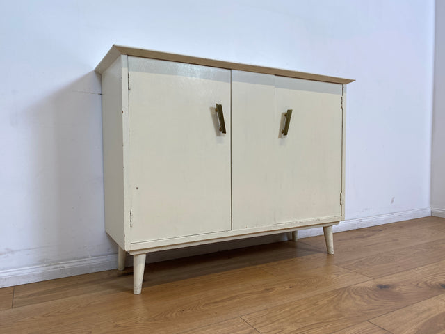 WMK # Sehr hübsche weiße 50er Jahre Schuhkommode aus vollem Holz mit formschönen Messinggriffen und zeittypischen konischen Füße # Schuhschrank Flurkommode Schuhregal Flurschrank Vintage Mid-Century