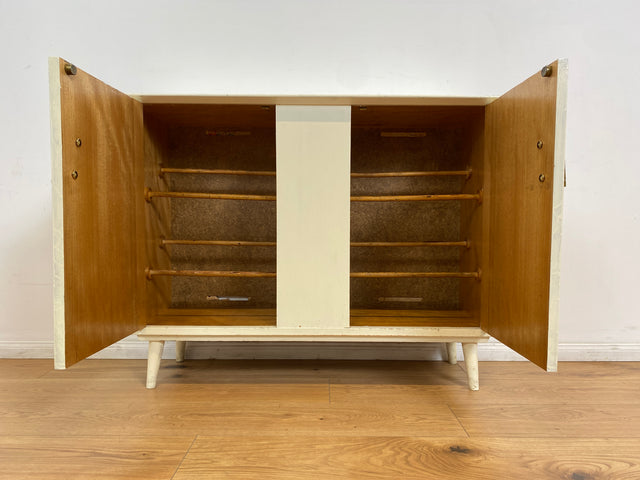 WMK # Sehr hübsche weiße 50er Jahre Schuhkommode aus vollem Holz mit formschönen Messinggriffen und zeittypischen konischen Füße # Schuhschrank Flurkommode Schuhregal Flurschrank Vintage Mid-Century