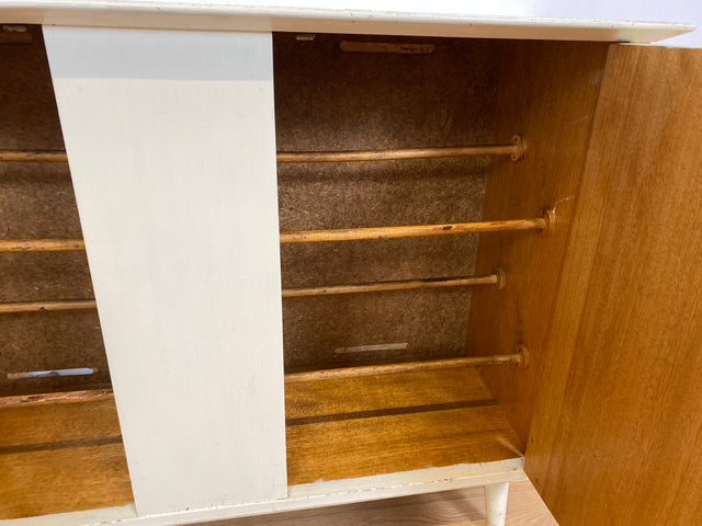 WMK # Sehr hübsche weiße 50er Jahre Schuhkommode aus vollem Holz mit formschönen Messinggriffen und zeittypischen konischen Füße # Schuhschrank Flurkommode Schuhregal Flurschrank Vintage Mid-Century